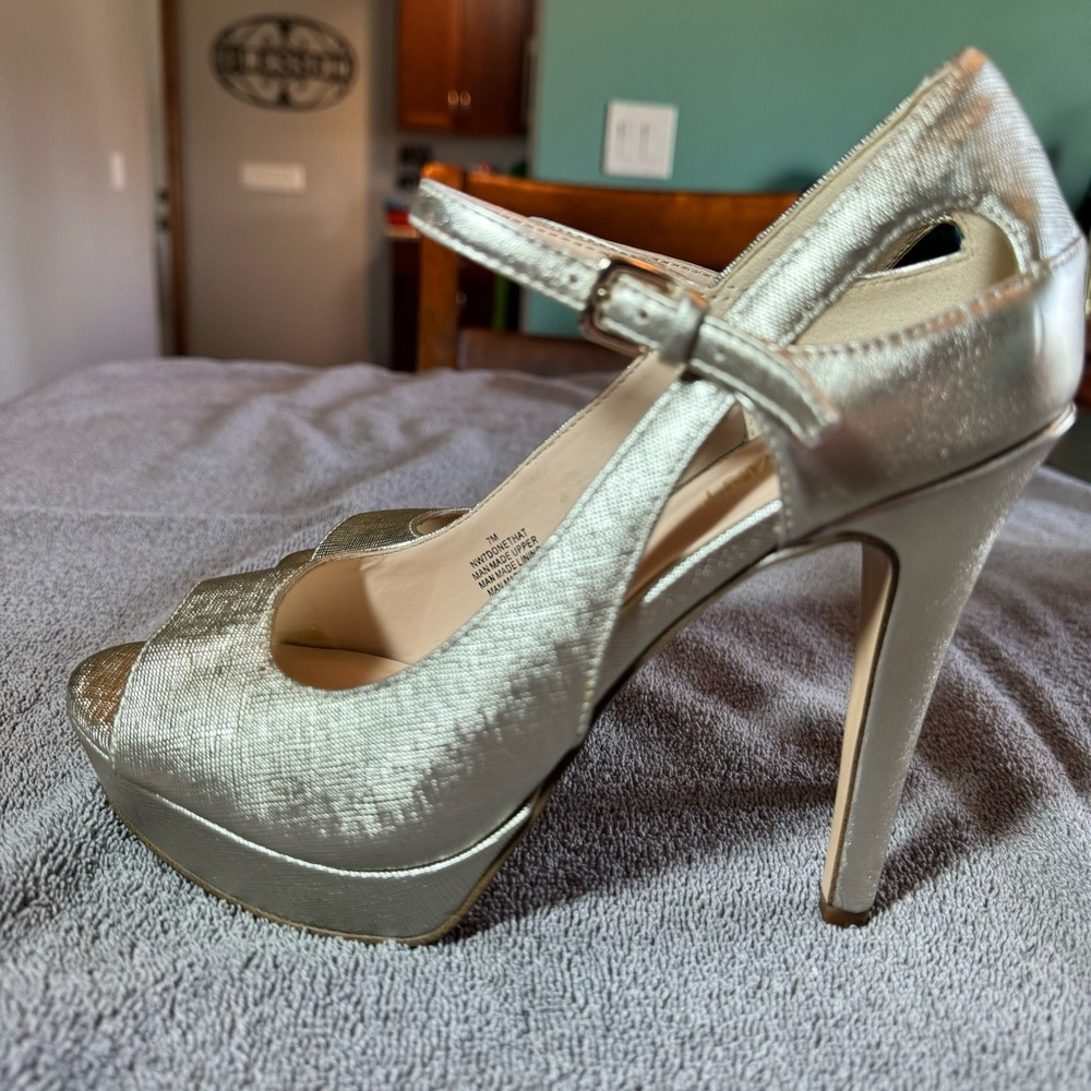 Nine West NWOT Women’s Gold Heels Size 7 Platform